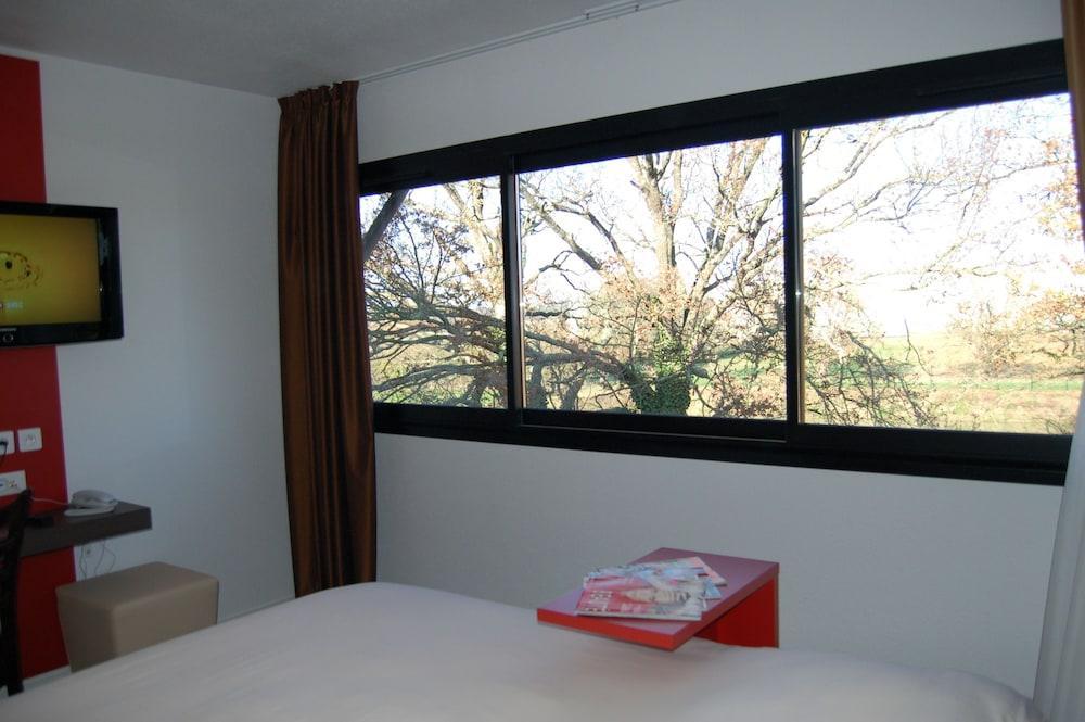 Ibis Styles Segre Hotel Bagian luar foto