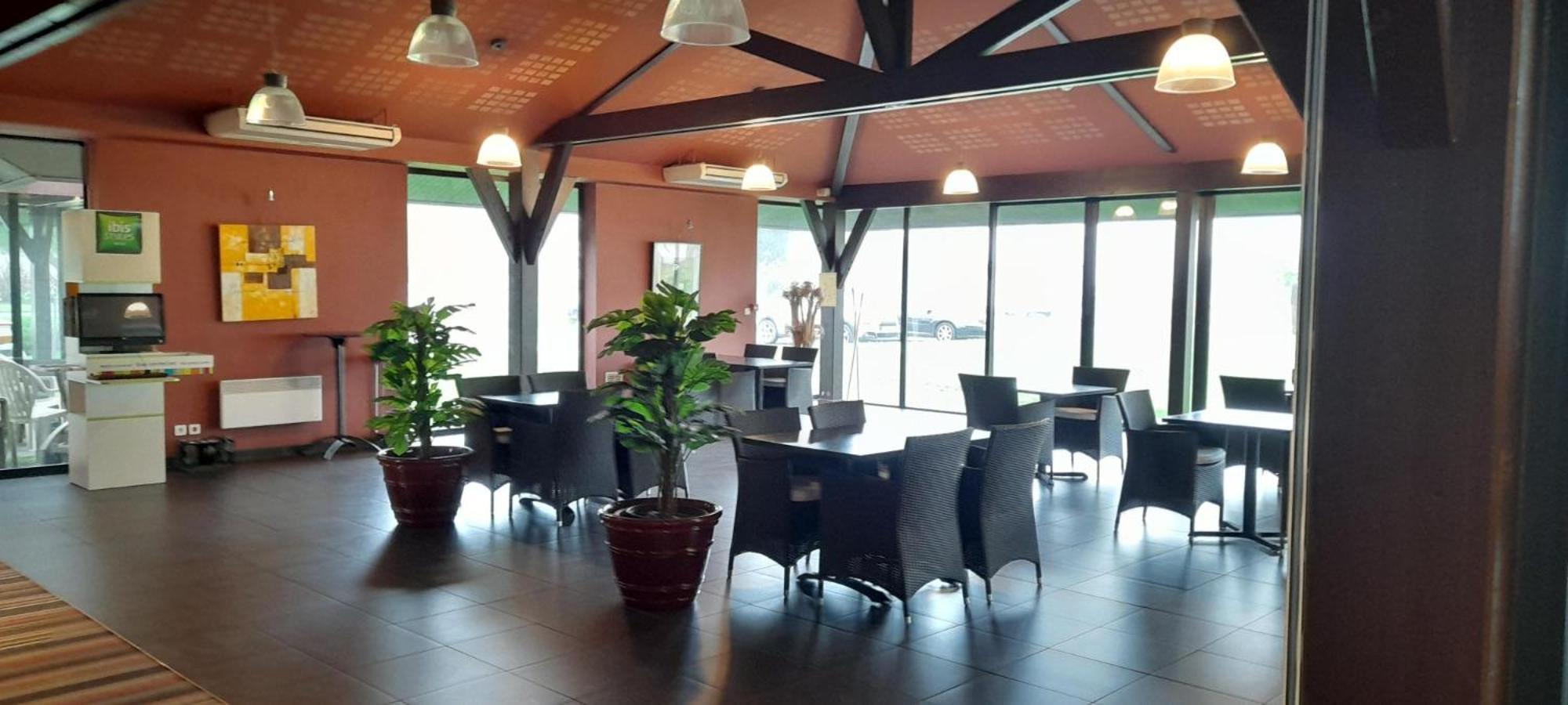 Ibis Styles Segre Hotel Bagian luar foto