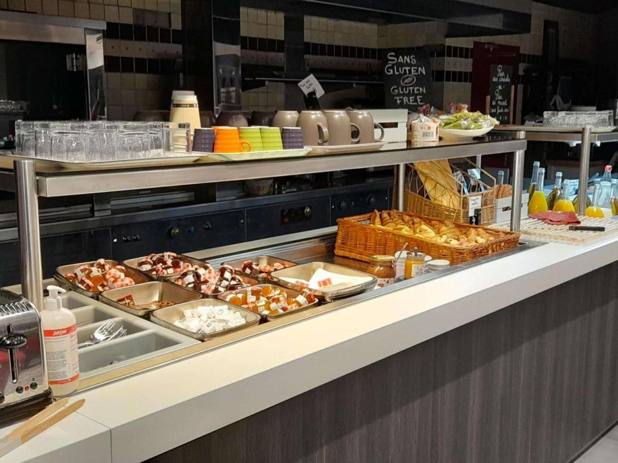 Ibis Styles Segre Hotel Bagian luar foto