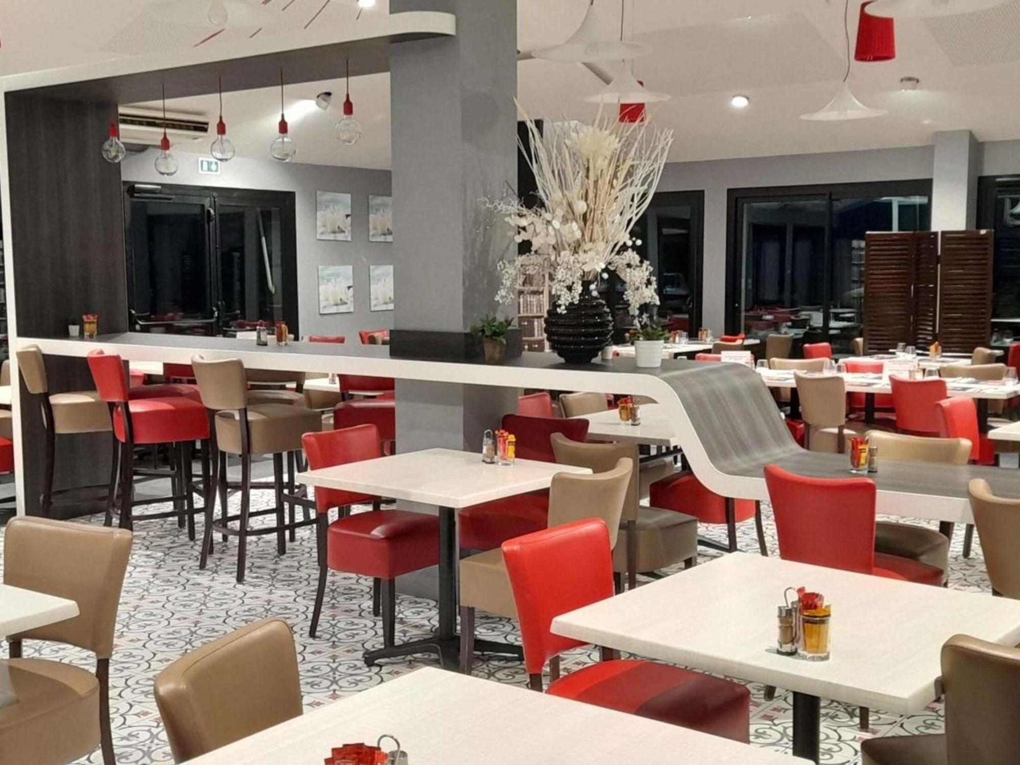 Ibis Styles Segre Hotel Bagian luar foto
