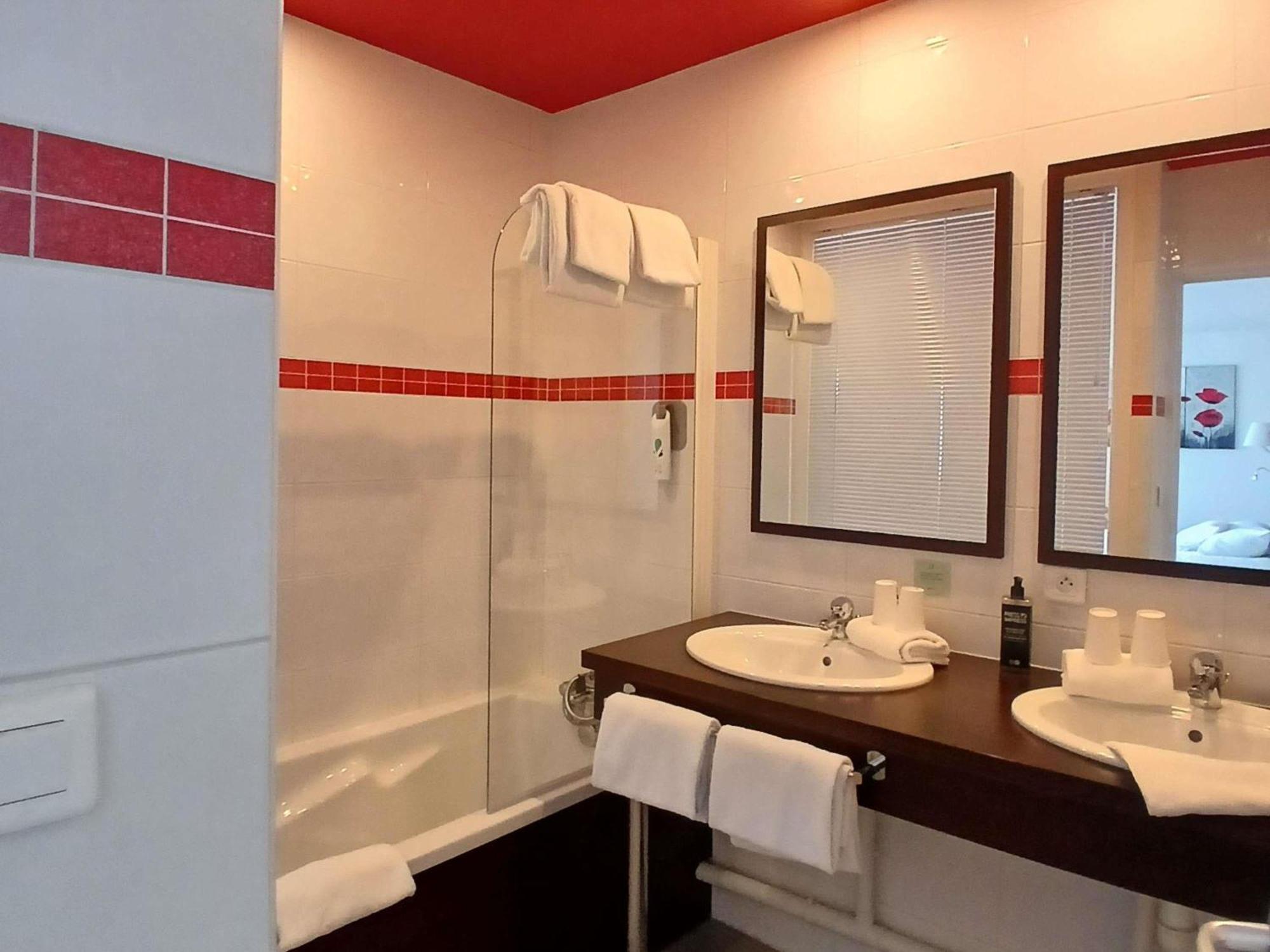 Ibis Styles Segre Hotel Bagian luar foto