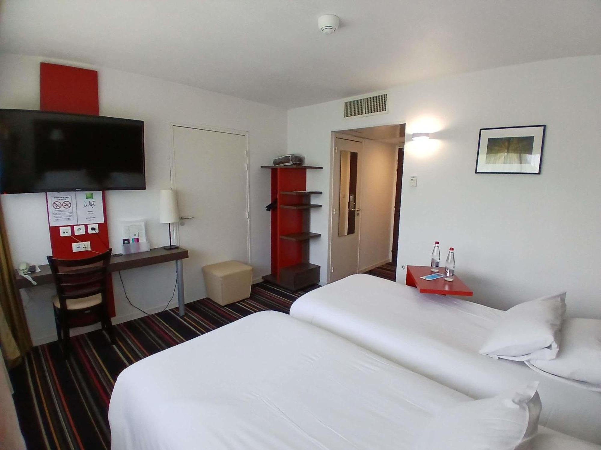Ibis Styles Segre Hotel Bagian luar foto