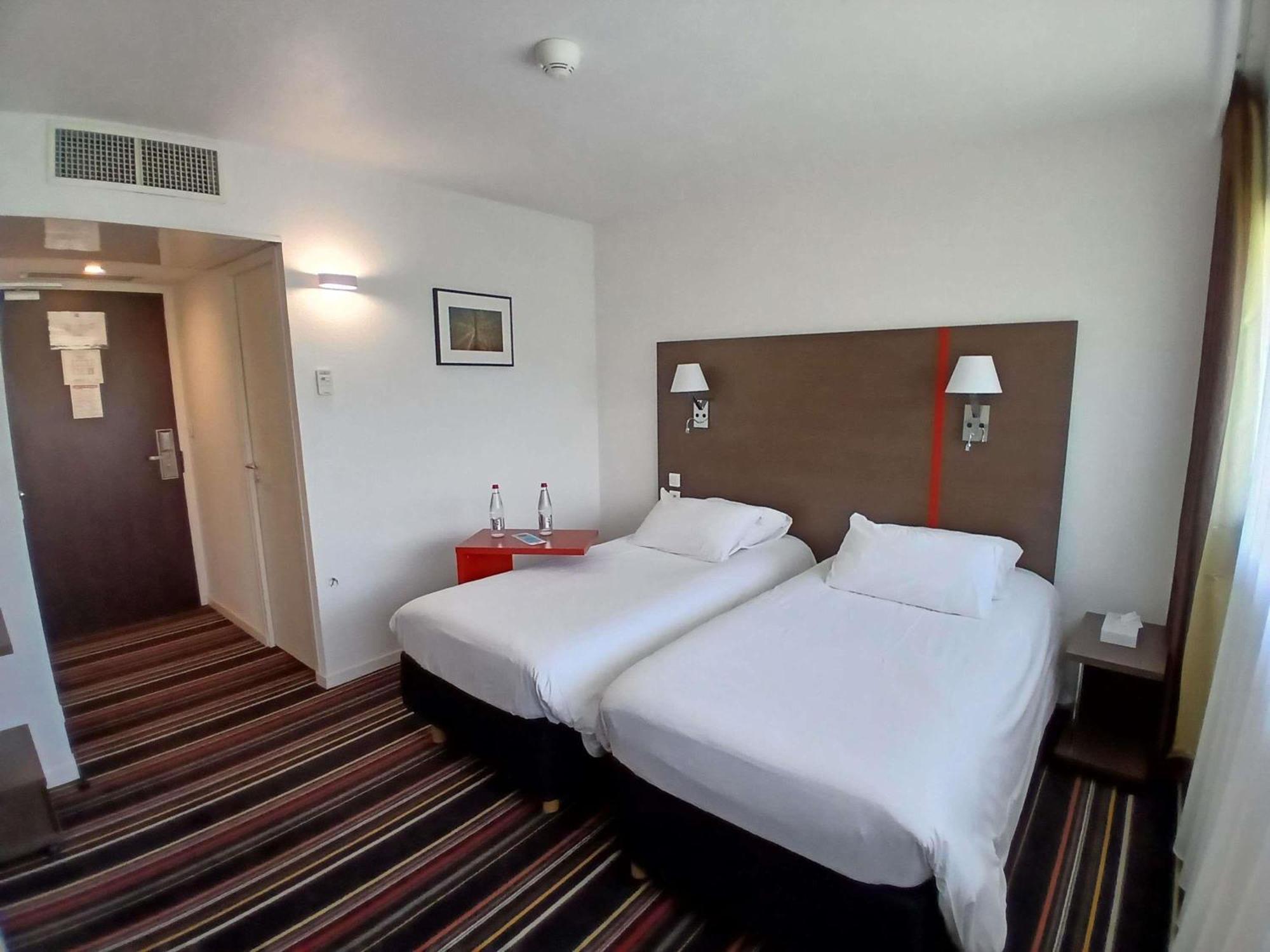 Ibis Styles Segre Hotel Bagian luar foto