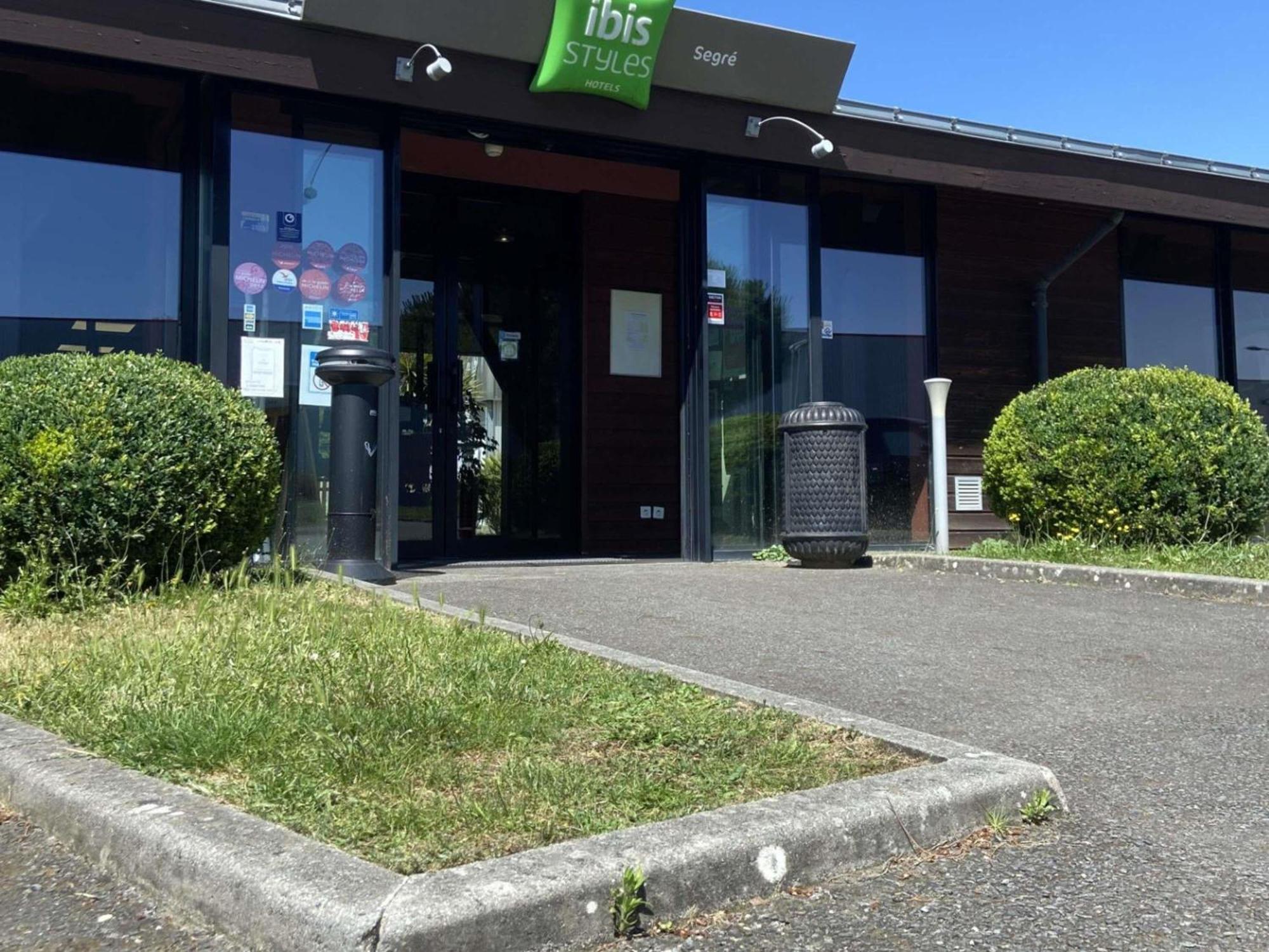 Ibis Styles Segre Hotel Bagian luar foto