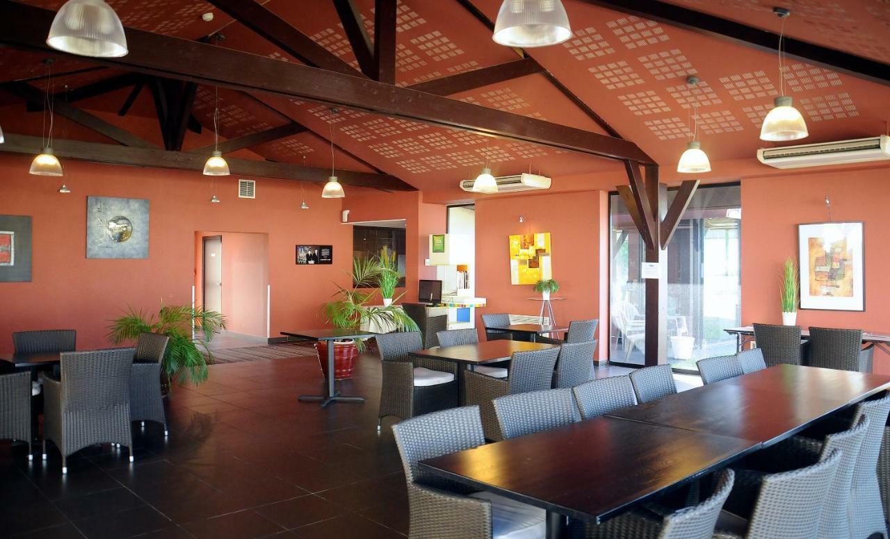 Ibis Styles Segre Hotel Bagian luar foto